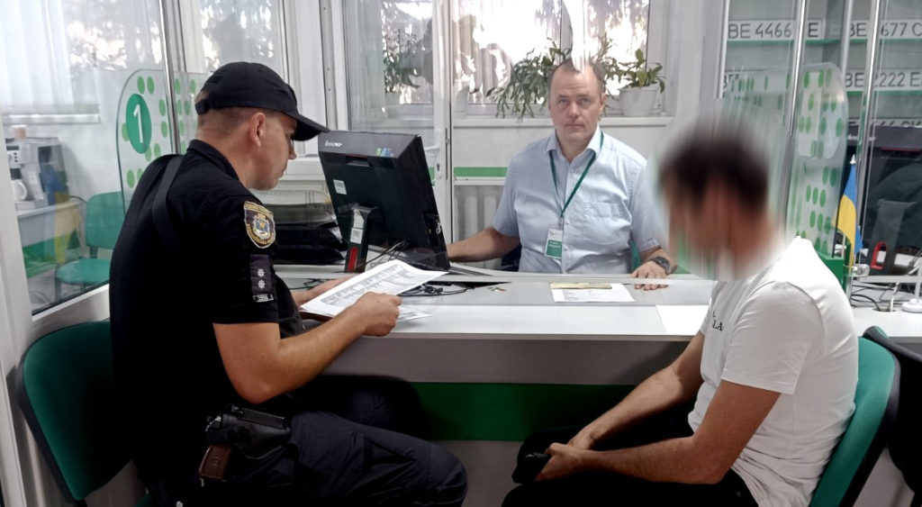 До сервісного центру МВС Миколаєва прийшли з підробленою довіреністю, а в сервісному центрі МВС Вознесенська «знайшли» автівку, яку шукають кияни 1