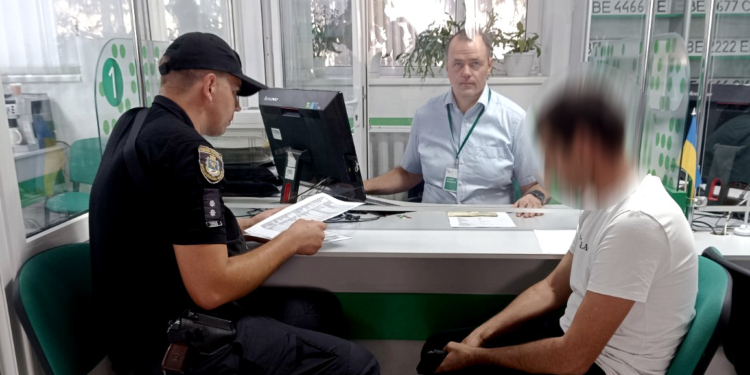 До сервісного центру МВС Миколаєва прийшли з підробленою довіреністю, а в сервісному центрі МВС Вознесенська «знайшли» автівку, яку шукають кияни