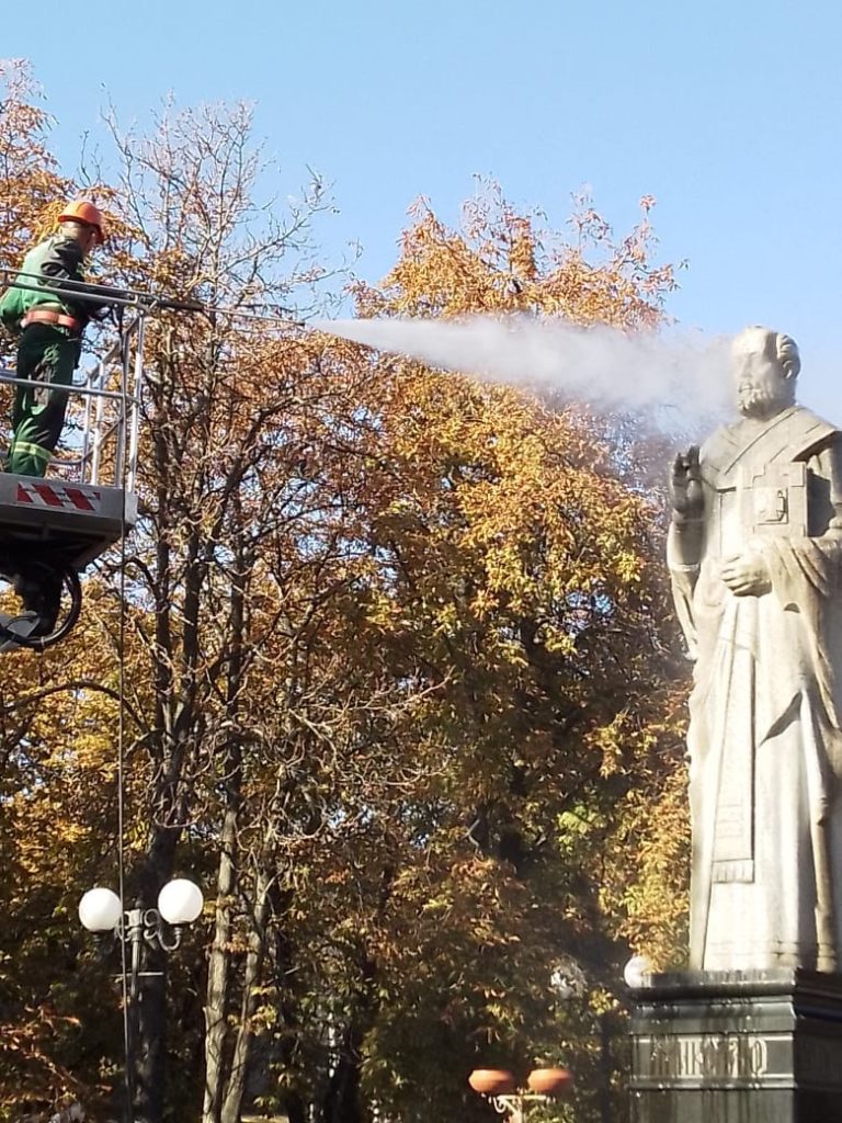 Комунальники навели лад у Каштановому сквері Миколаєва та помили пам'ятник покровителю міста святому Миколаю (ФОТО) 4