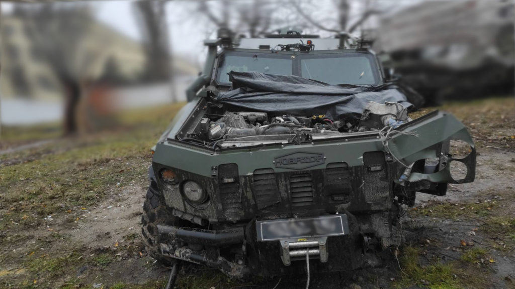 Український броньовик "Новатор" підірвався на міні, але екіпаж живий (ФОТО) 4