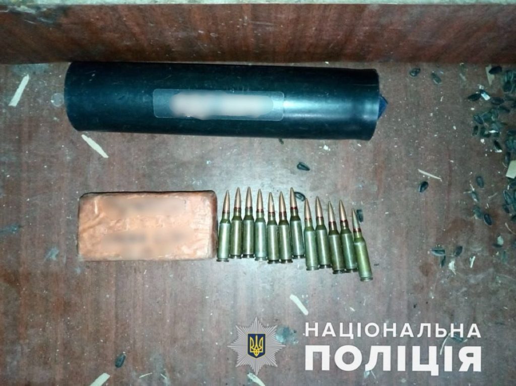 На Миколаївщині поліцейський офіцер громади викрив чоловіка на незаконному зберіганні зброї та канабісу (ФОТО) 4