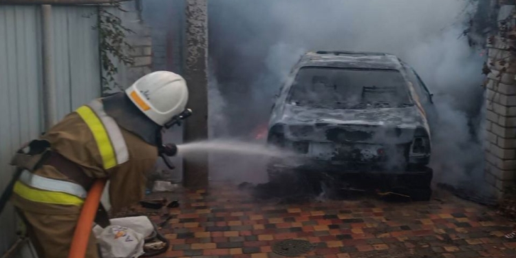 В Очакові у дворі загорівся автомобіль – власник отримав опіки (ФОТО)