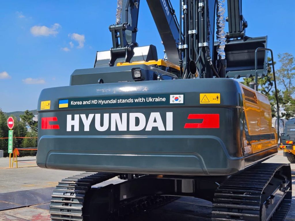 Корейська компанія HD Hyundai Construction відправила Миколаївщині будівельну техніку (ФОТО) 4