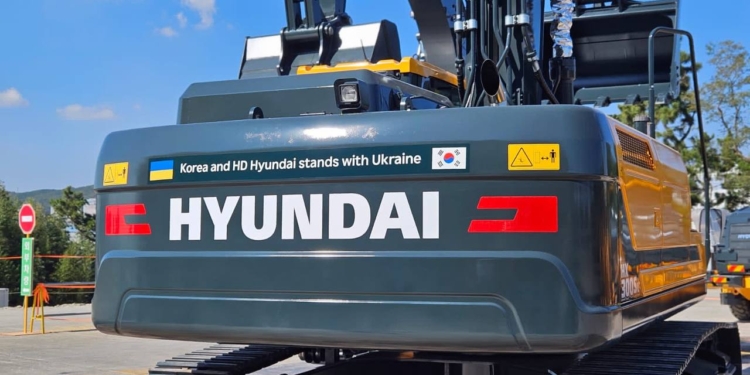 Корейська компанія HD Hyundai Construction відправила Миколаївщині будівельну техніку (ФОТО)