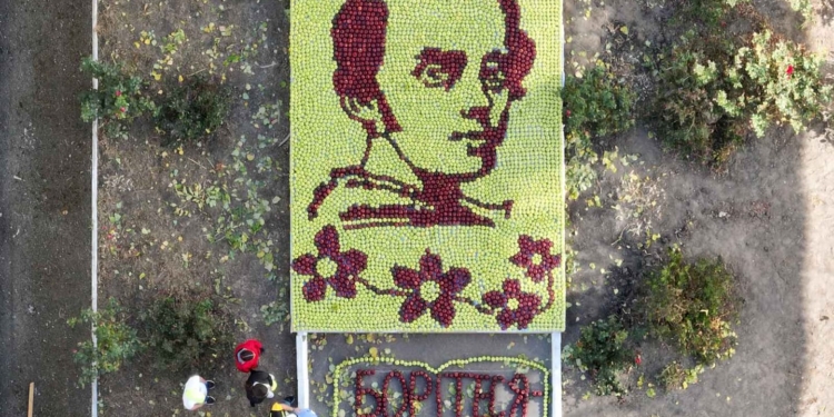 Учні ліцею на Одещині виклали портрет Шевченка з яблук і встановили рекорд (ФОТО, ВІДЕО)