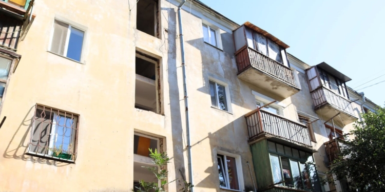 У Миколаєві відбудовують будинок на Райдужній, пошкоджений російськими обстрілами: до кінця року планують завершити роботи (ФОТО)