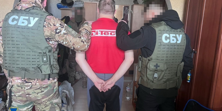 Влаштувався в газету, щоб шпигувати за ЗСУ – СБУ затримала агента ФСБ (ФОТО)