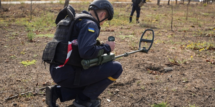 Розмінування Миколаївщини: піротехніки ДСНС вже знищили майже 20 тисяч російських боєприпасів, зокрема 57 авіабомб (ФОТО, ВІДЕО)