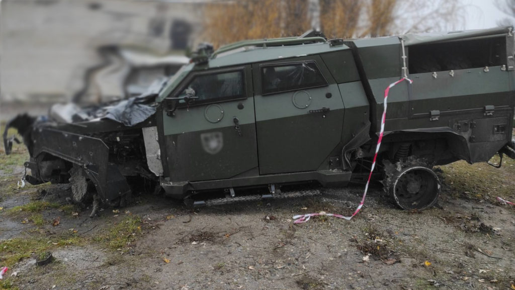 Український броньовик "Новатор" підірвався на міні, але екіпаж живий (ФОТО) 6