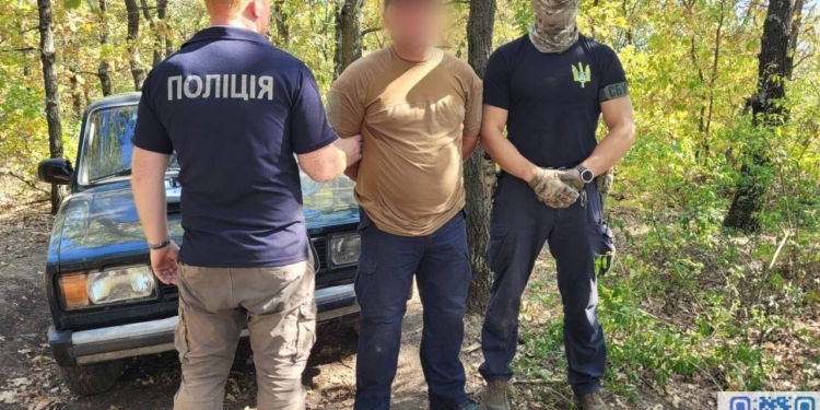 На Миколаївщині виявили заховану між лісосмугами плантацію коноплі, яку охороняли зі зброєю (ФОТО)