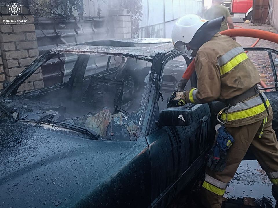 В Очакові у дворі загорівся автомобіль - власник отримав опіки (ФОТО) 6