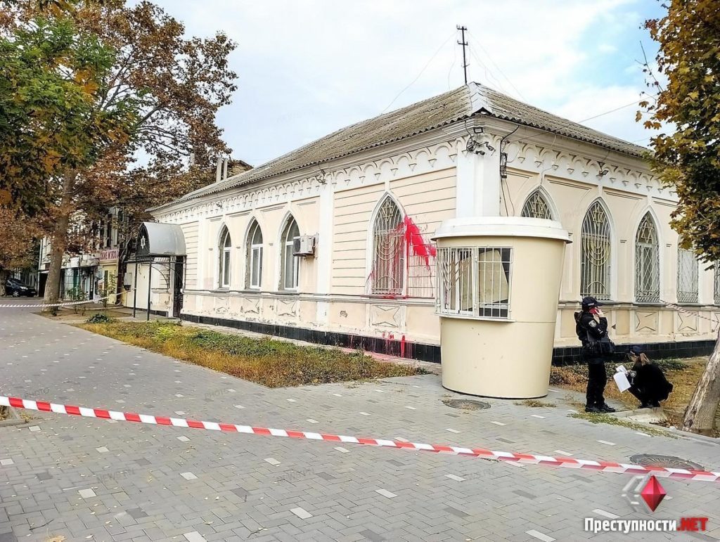 У Миколаєві скоєно акт вандалізму: червоною фарбою облита будівля синагоги (ФОТО, ВІДЕО) 6