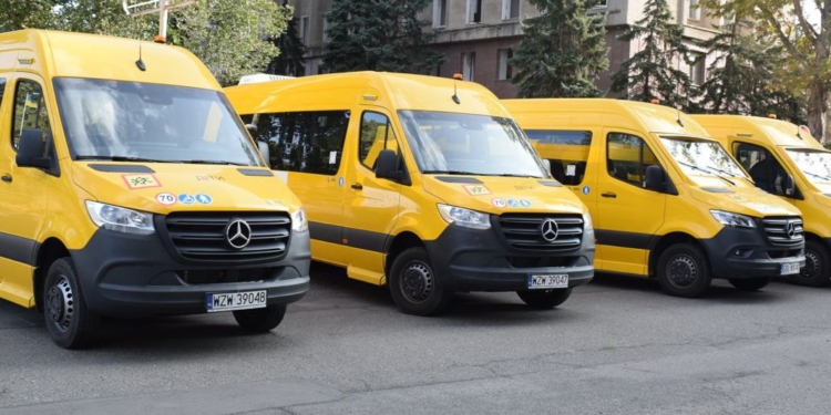 Снігурівська громада Миколаївщини отримала новенькі шкільні автобуси з Польщі (ФОТО)
