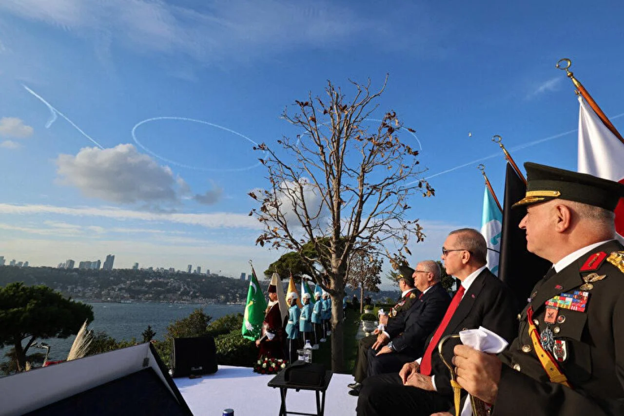 Демонстрація сили. У Туреччині відбувся найбільший в історії морський парад -100 кораблів пройшли через Босфор (ФОТО)