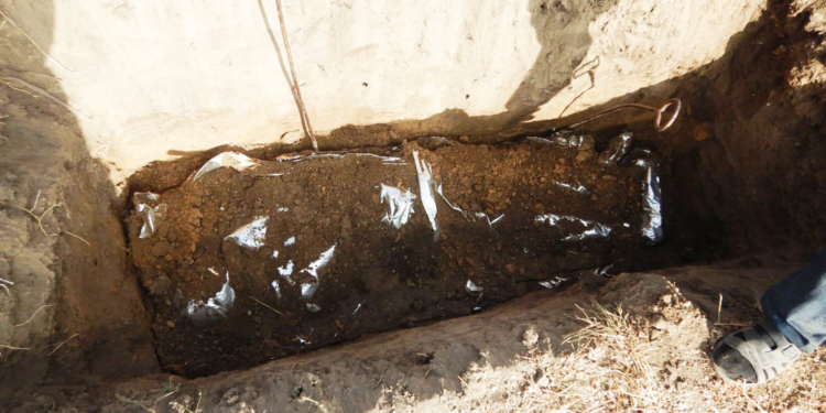 На Миколаївщині слідчі поліції ексгумували тіло чоловіка, який загинув минулої весни внаслідок російського обстрілу (ФОТО)