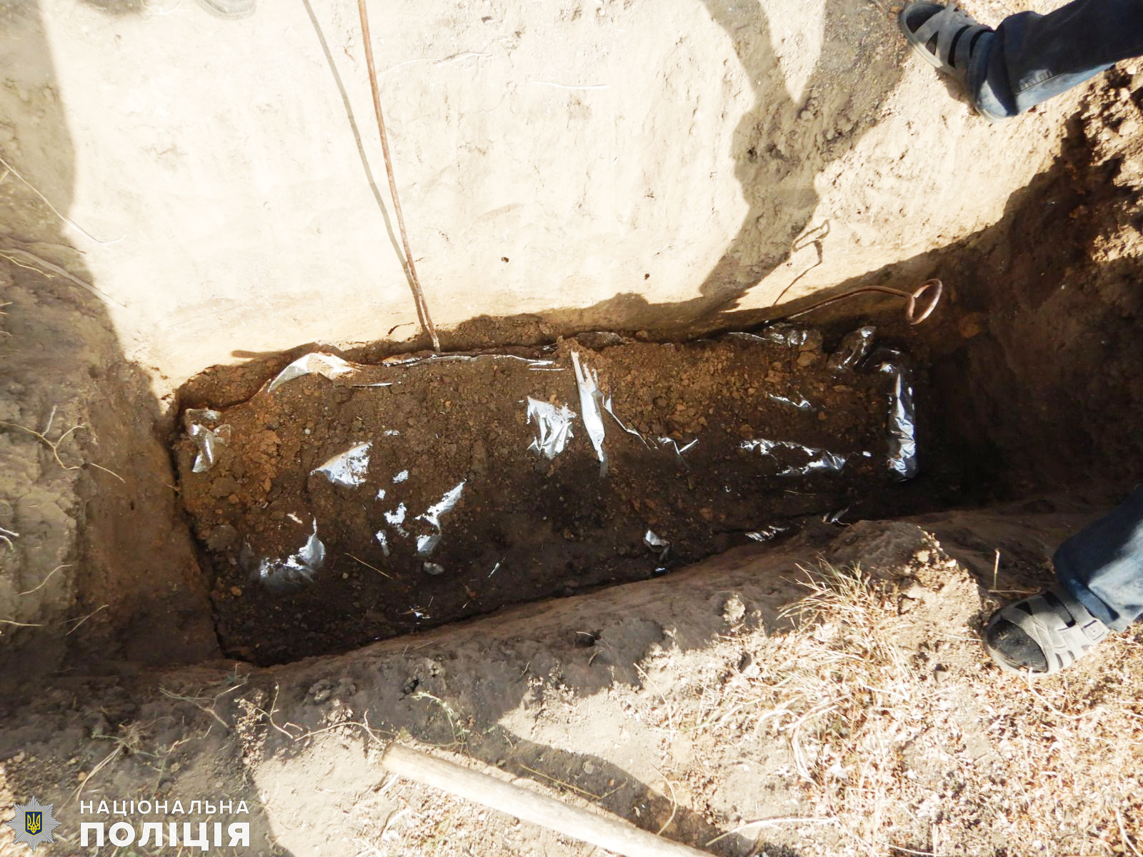 На Миколаївщині слідчі поліції ексгумували тіло чоловіка, який загинув минулої весни внаслідок російського обстрілу (ФОТО)