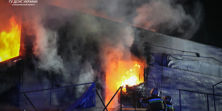 Вночі в Миколаєві горів шиномонтаж (ФОТО, ВІДЕО)