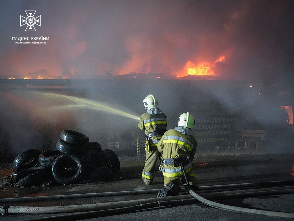 Вночі в Миколаєві горів шиномонтаж (ФОТО, ВІДЕО) 14