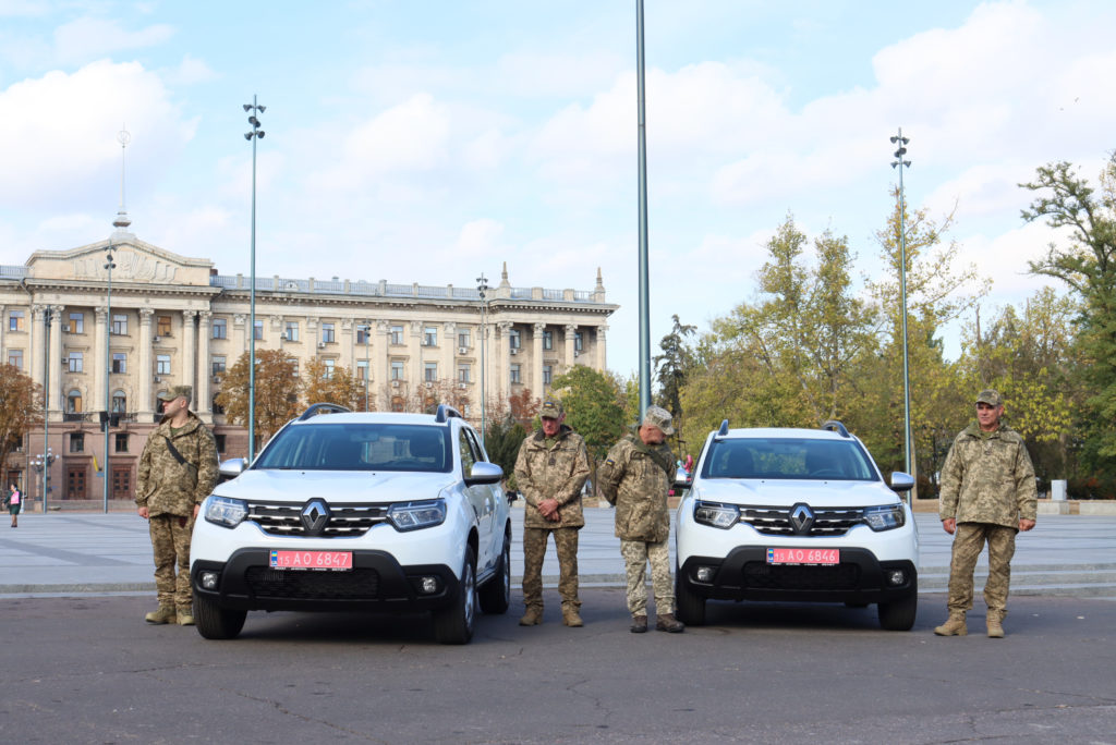 Миколаїв передав військовим ще 2 автівки (ФОТО) 8