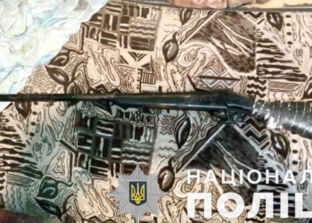 На Миколаївщині поліцейський офіцер громади викрив чоловіка на незаконному зберіганні зброї та канабісу (ФОТО)