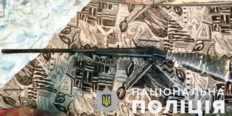 На Миколаївщині поліцейський офіцер громади викрив чоловіка на незаконному зберіганні зброї та канабісу (ФОТО)