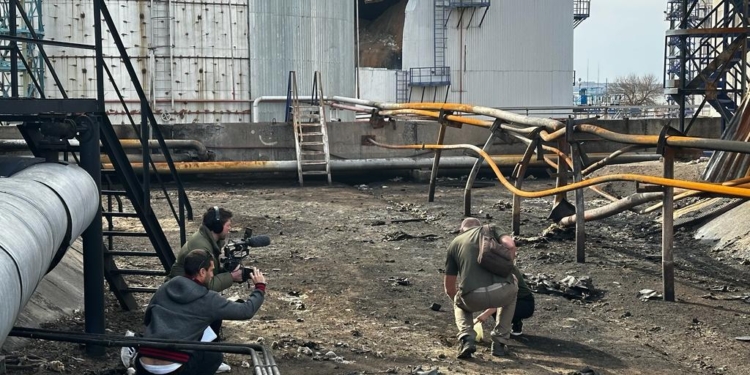 На Миколаївщині британський журналіст знімає фільм про вплив російської агресії на екологію (ФОТО)