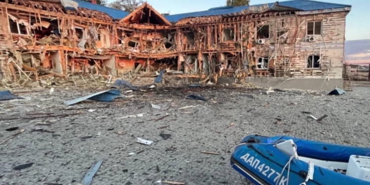 Уламки збитого “шахеда” впали в яхт-клубі Одеси – зруйновано школу вітрильного спорту (ФОТО)