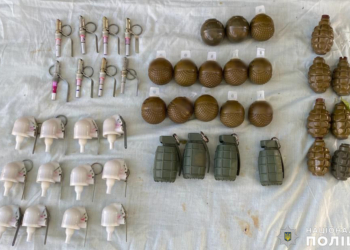Патрони, гранати, гранатомет і дещо ще: у Миколаєві поліція викрила чоловіка у зберіганні зброї та боєприпасів (ФОТО)