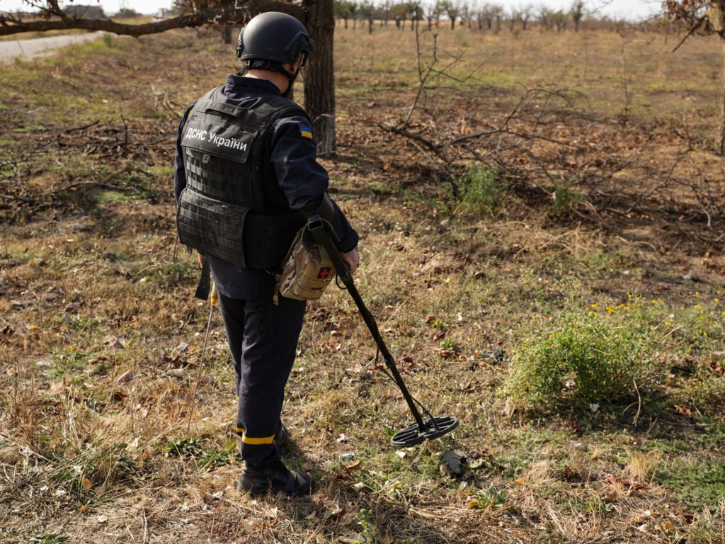 Розмінування Миколаївщини: піротехніки ДСНС вже знищили майже 20 тисяч російських боєприпасів, зокрема 57 авіабомб (ФОТО, ВІДЕО) 10