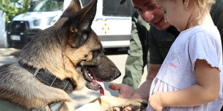 Кінологи-гвардійці завітали на свято до малечі Миколаївської спеціальної школи №3 (ФОТО)