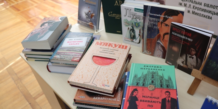 «Українським дітям – українську книгу»: Центральна міська бібліотека Миколаєва поповнилась книжками (ФОТО)