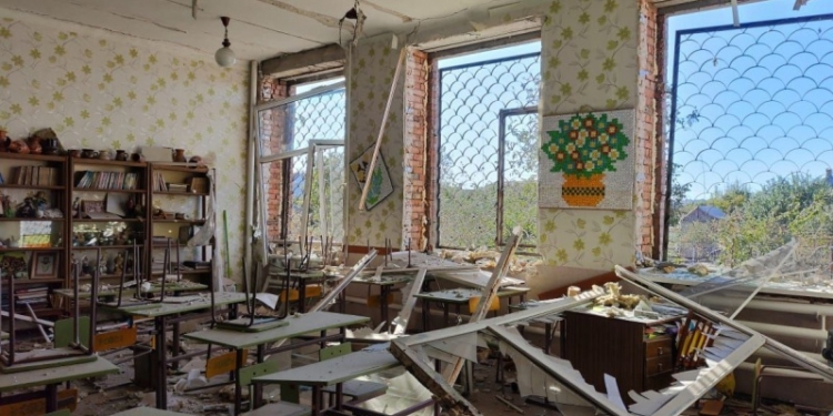 Росіяни влучили в гімназію Нікополя – 2 загиблих, люди під завалами (ФОТО, ВІДЕО)