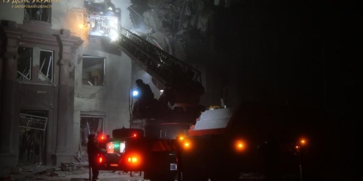 «Держава-зло продовжує свою тактику війни із цивільними»: Зеленський прокоментував російську атаку на Запоріжжя (ФОТО)