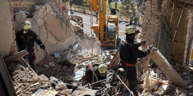 Пошуково-рятувальна операція в Запоріжжі після російського ракетного удару завершена: загинуло 5 людей, ще 5 поранено (ФОТО)