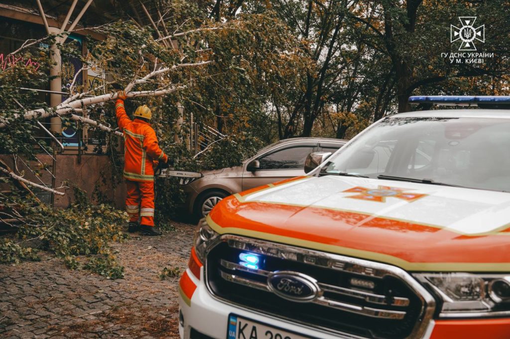 Внаслідок негоди в Україні загинуло 3 людини і 10 було поранено (ФОТО) 12