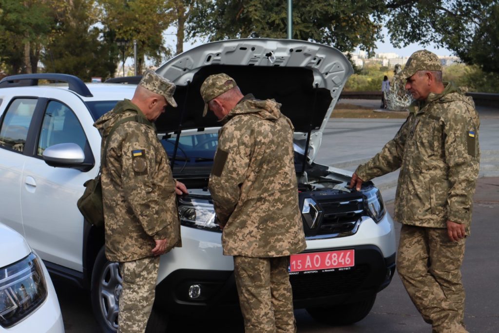 Миколаїв передав військовим ще 2 автівки (ФОТО) 12