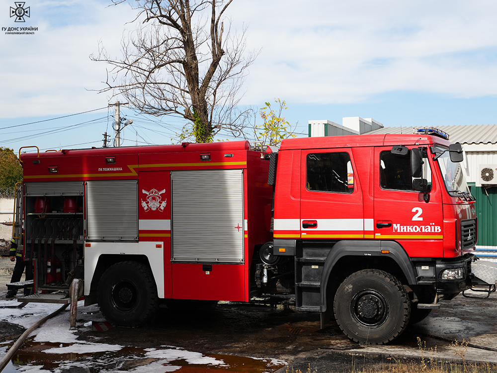 У Миколаєві рятувальники загасили пожежу залишків олії в резервуарі на одному з підприємств (ФОТО, ВІДЕО) 12