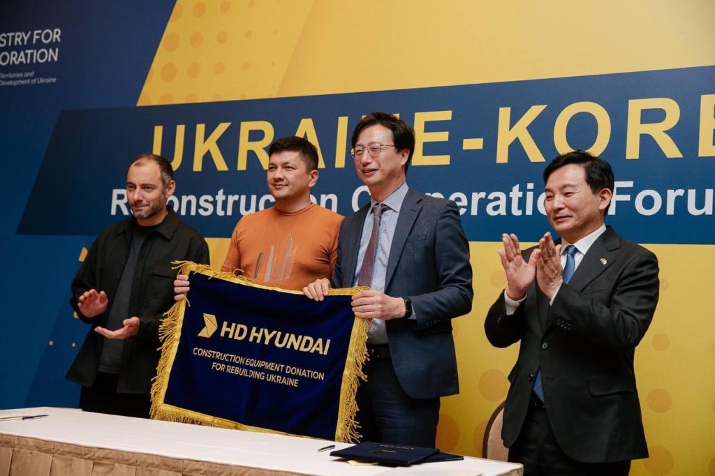 Корейська компанія HD Hyundai Construction відправила Миколаївщині будівельну техніку (ФОТО) 12