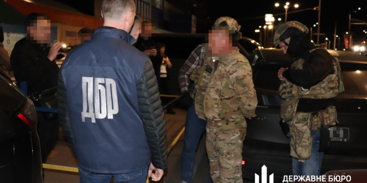 У Дніпрі затримали лейтенанта ЗСУ – вимагав у підлеглих відкати за нарахування бойових – по 150 тис.грн. з кожного (ФОТО, ВІДЕО)