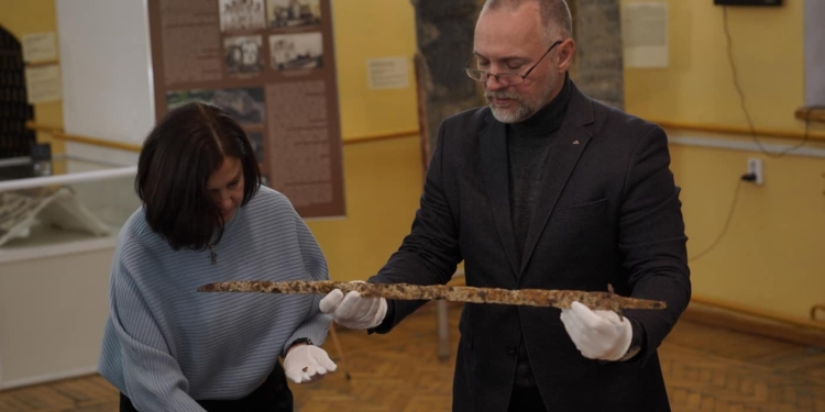 В Україну повернули 14 цінних історичних артефактів, викрадених росіянами (ФОТО)