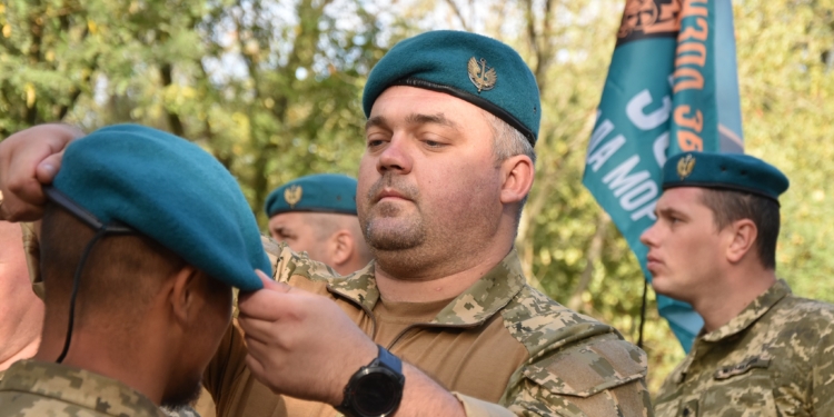 Миколаївських морпіхів прибуло – новачки склали Клятву морського піхотинця і отримали штормові берети (ФОТО)