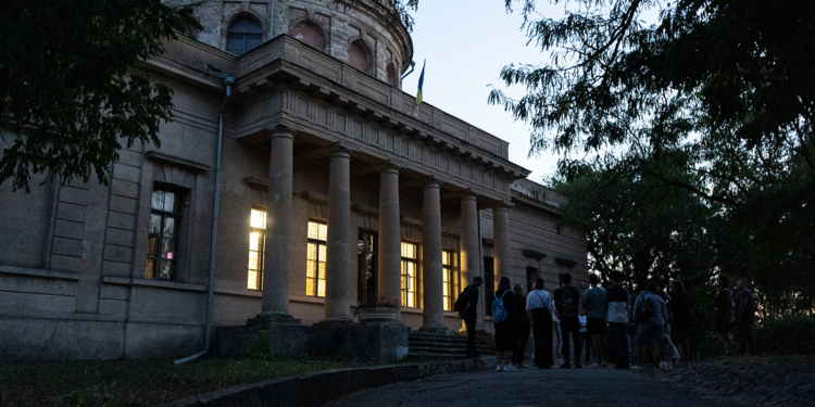 Метеорит, кільця Сатурна та глобус Місяця: містянам провели екскурсію залаштунки Миколаївської обсерваторії (ФОТО)