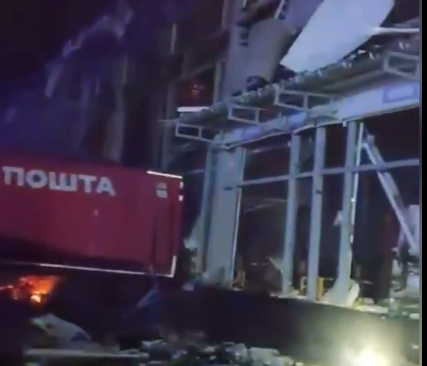 Російська ракета вдарила по терміналу «Нової пошти» на Харківщині, є загиблі – Зеленский (ВIДЕО)