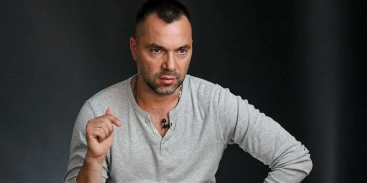 Політична кар’єра Арестовича має потужне прикриття, – нардепка Совсун подала вже другу заяву на “вигнанця” з ОП (ВІДЕО)