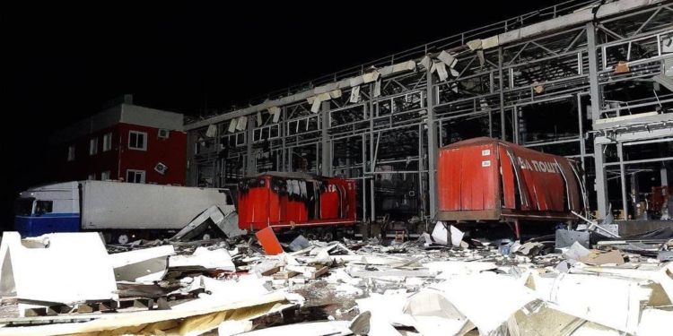 Кількість поранених внаслідок обстрілу “Нової пошти” на Харківщині зросла, загинуло 6 людей (ФОТО)