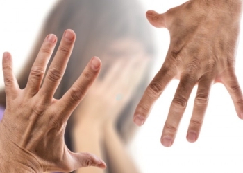 «Скоро знайдеш спокій на цвинтарі», – в Польщі агресивні чоловіки напали на українку з дитиною (ФОТО)