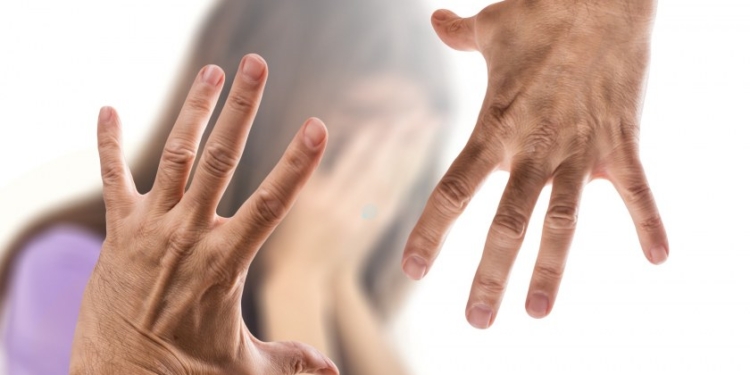 «Скоро знайдеш спокій на цвинтарі», – в Польщі агресивні чоловіки напали на українку з дитиною (ФОТО)