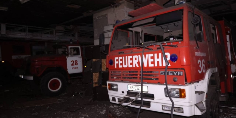 Вночі збили 5 шахедів із 6, пропустили “Іскандер”, ракета вдарила в пожежну частину Ізюма (ФОТО)