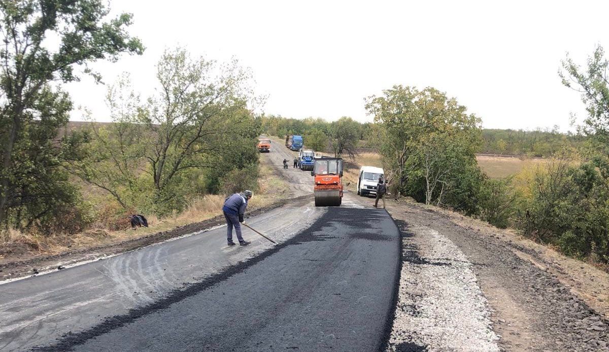 Ремонт місцевих доріг Миколаївщини: минулого тижня дорожники працювали на 6 автодорогах (ФОТО)
