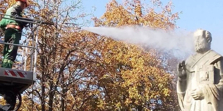 Комунальники навели лад у Каштановому сквері Миколаєва та помили пам’ятник покровителю міста святому Миколаю (ФОТО)